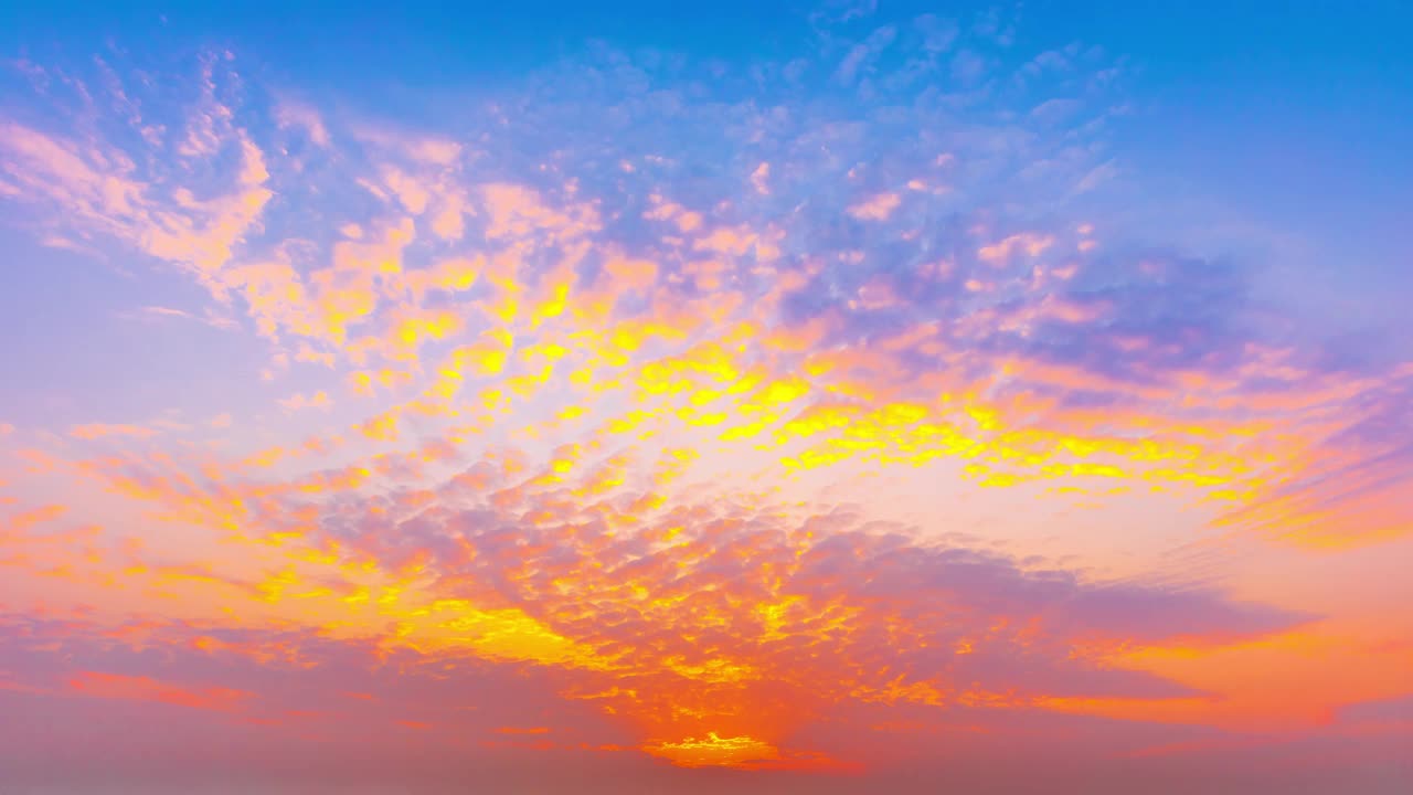 红色日落天空自然背景，快速移动的云景。视频素材