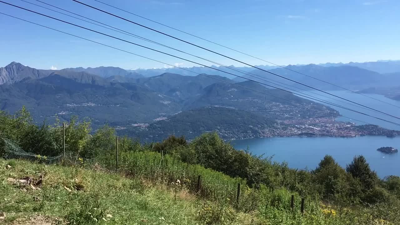 从意大利Mottarone山(1491米)俯瞰Maggiore Lake (Lago Maggiore) restera，意大利视频素材