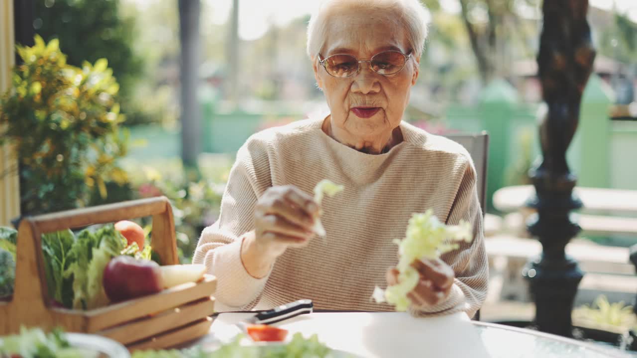 老年妇女正在为有机沙拉准备蔬菜视频素材