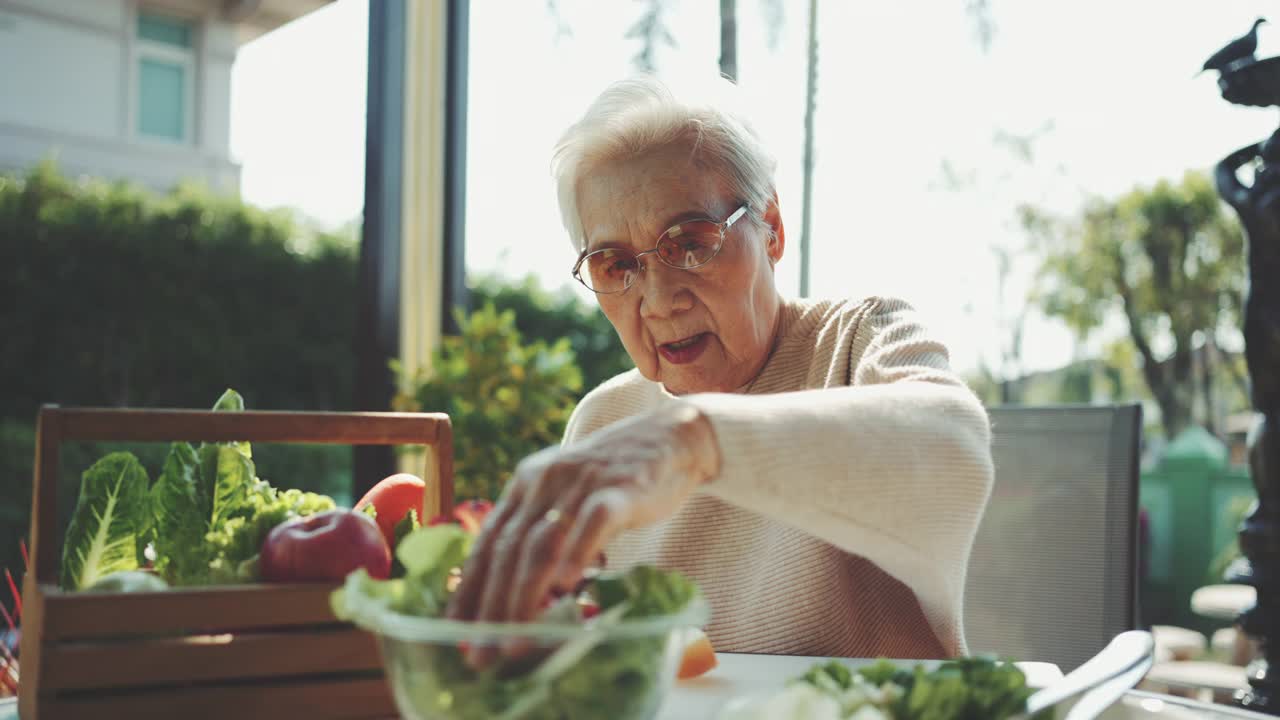 老年妇女正在为有机沙拉准备蔬菜视频素材