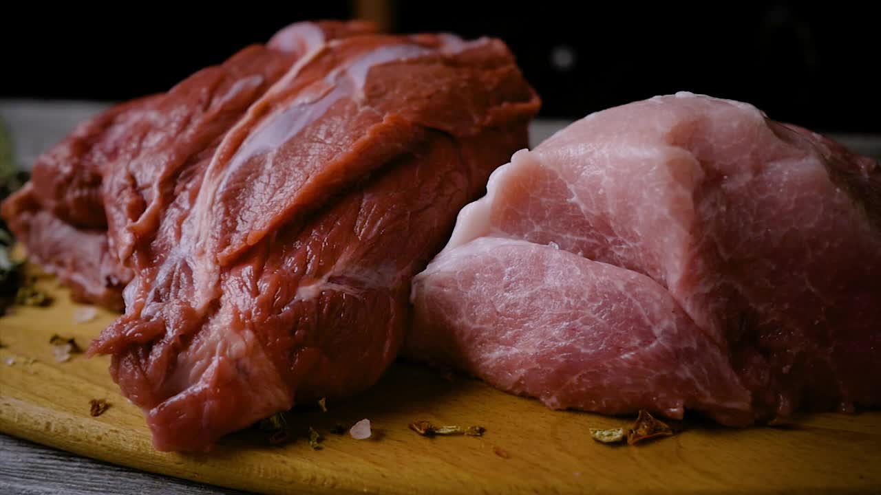 两大块肉。牛肉和猪肉。特写镜头视频下载