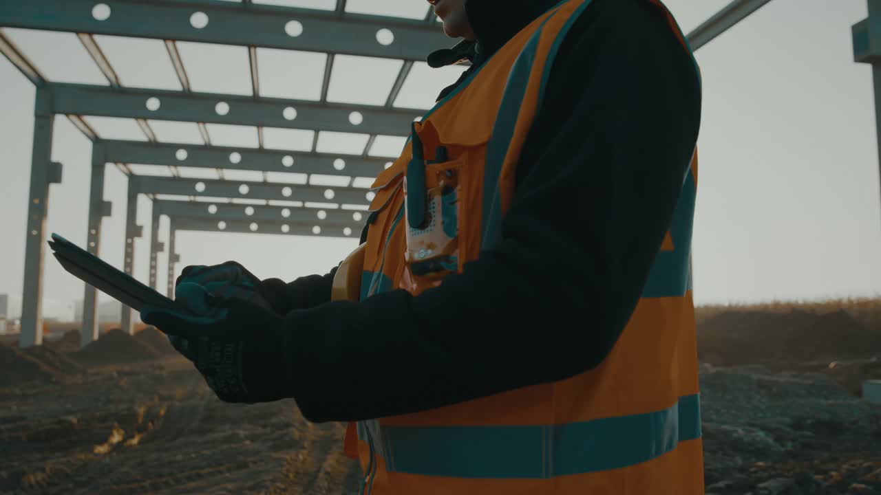 SLO MO建筑承包商在建筑工地使用数码平板电脑视频素材