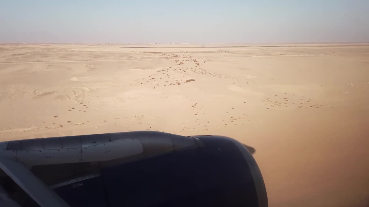 一架飞机在埃及赫尔加达沙漠机场降落。视频素材