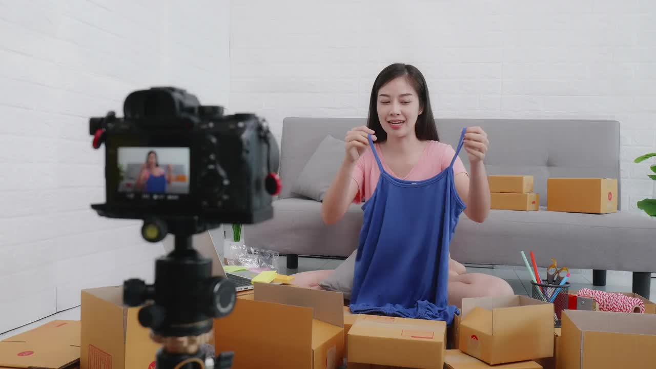 网上商店小企业主女性亚洲企业家包装包裹邮船箱准备交付包裹客户视频素材
