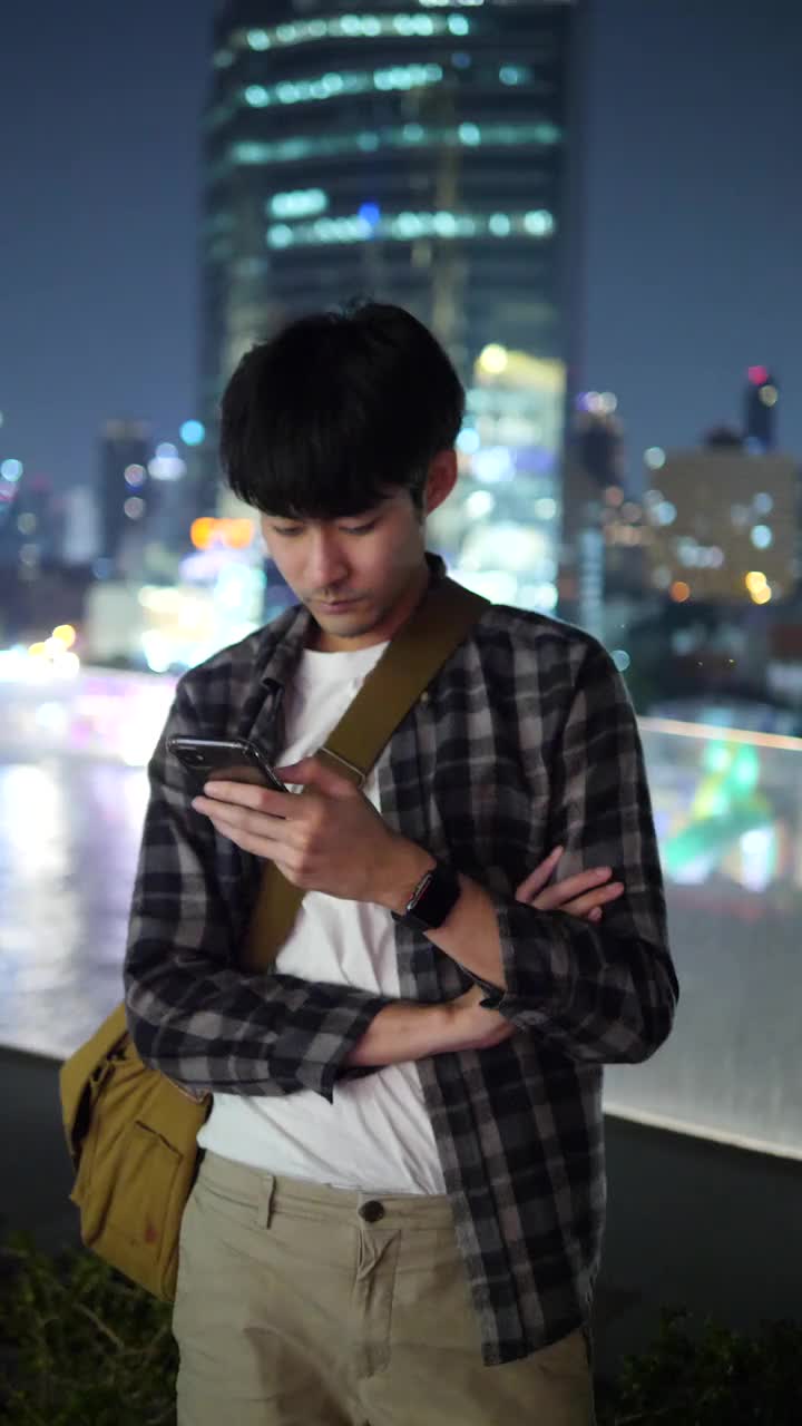 亚洲人使用智能手机视频素材