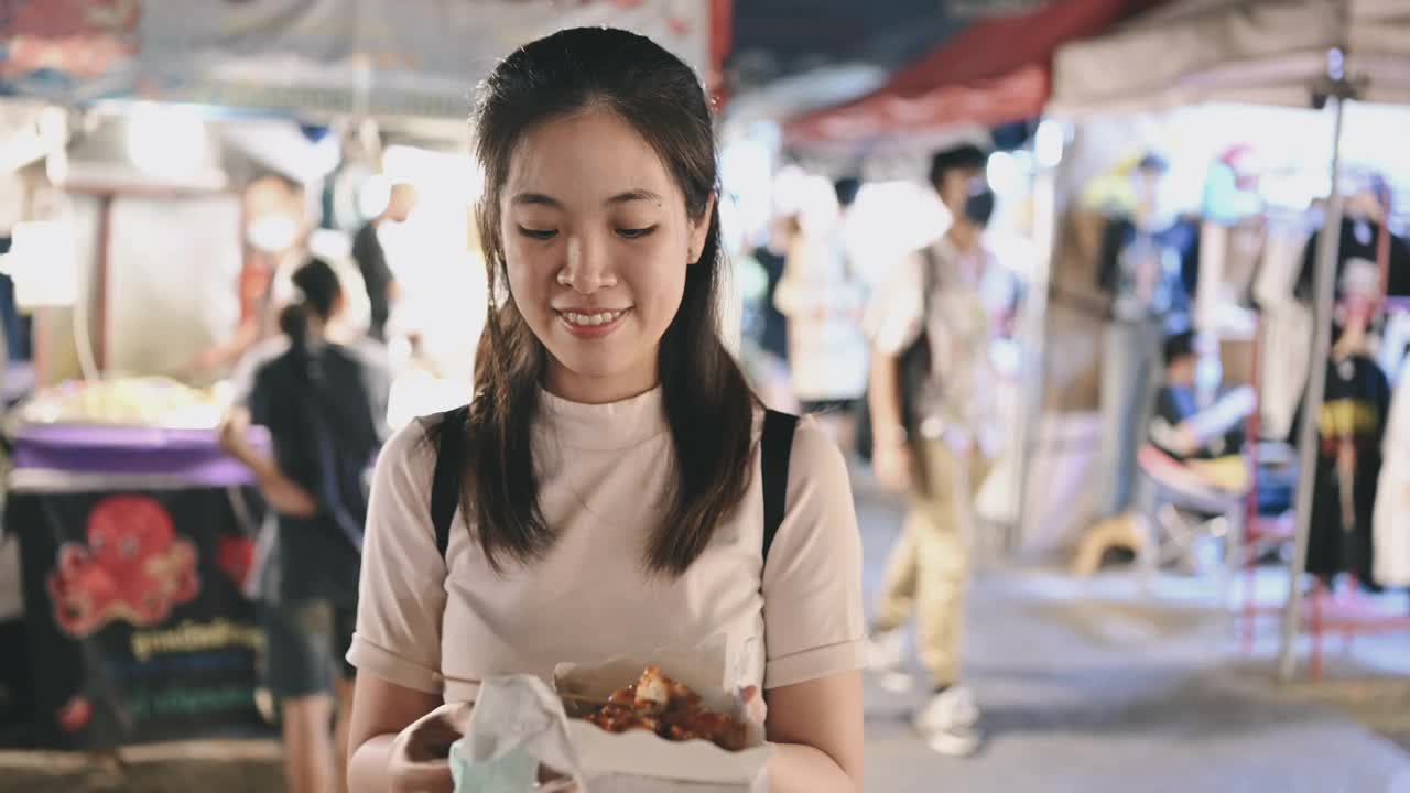 当地的亚洲人喜欢在泰国曼谷的火车市场吃炒鸡，街头小吃吃晚餐视频素材