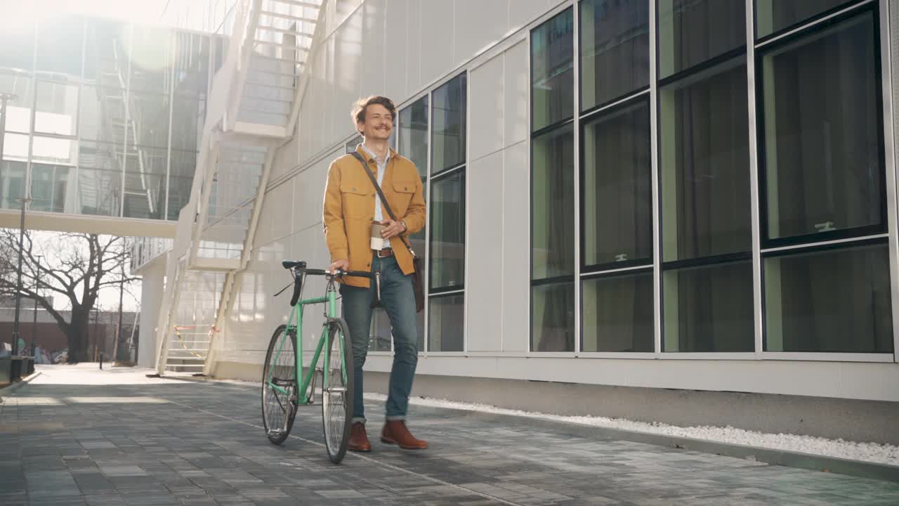 年轻的学生，骑着自行车，喝着咖啡视频下载