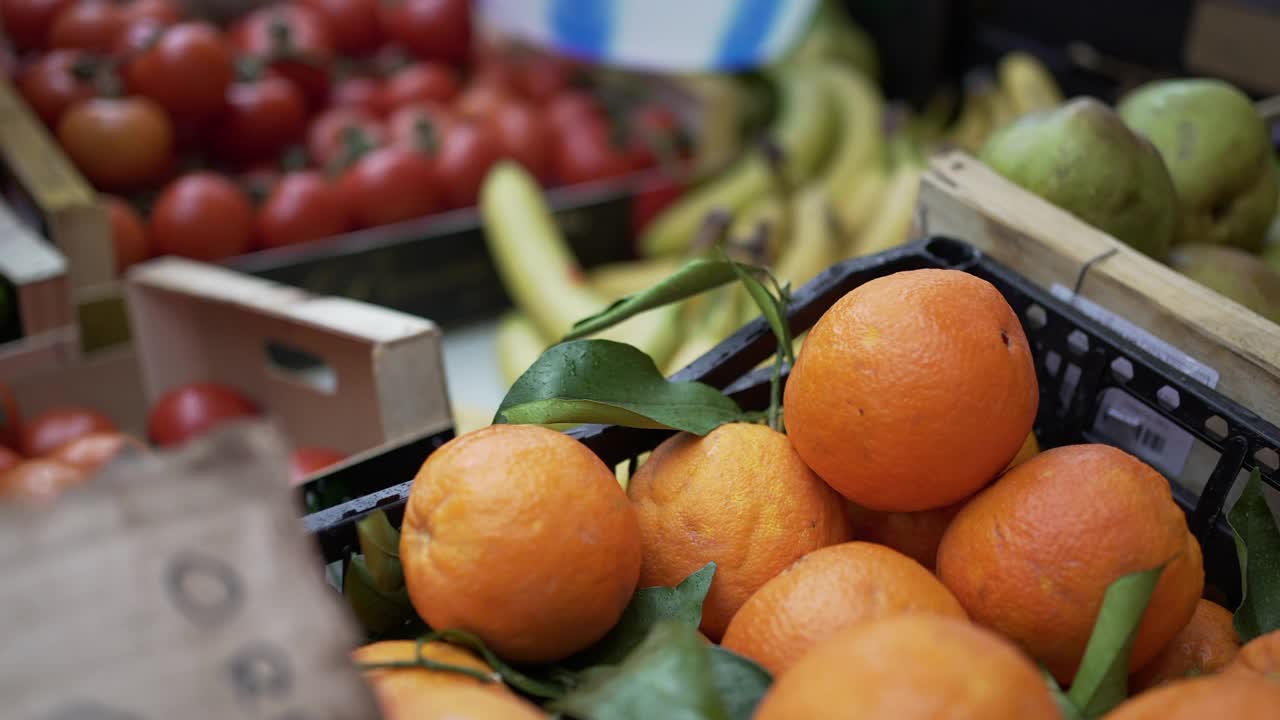 街市上陈列着橙子。食品水果在市场内出售视频素材