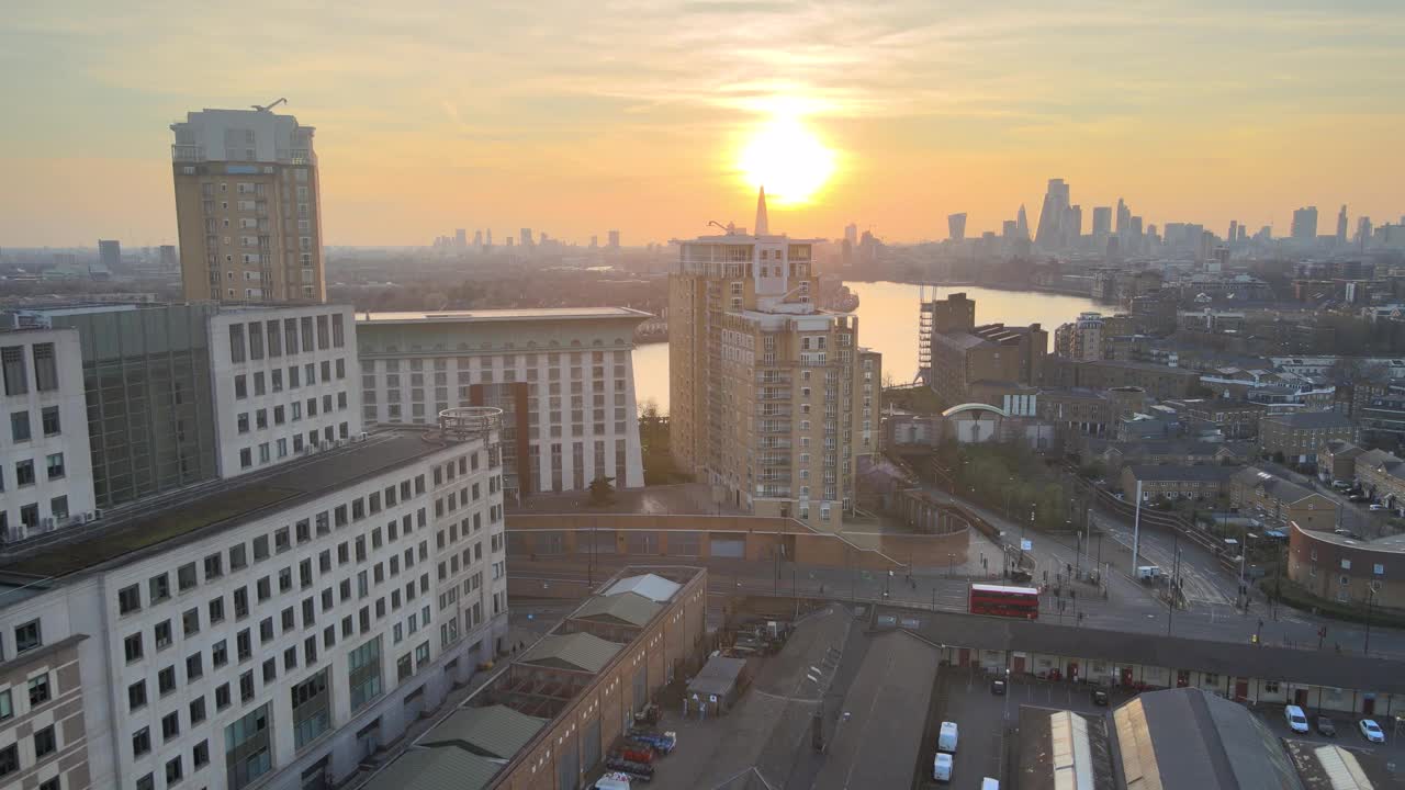 在日落时照亮伦敦的城市景观，空中视频素材