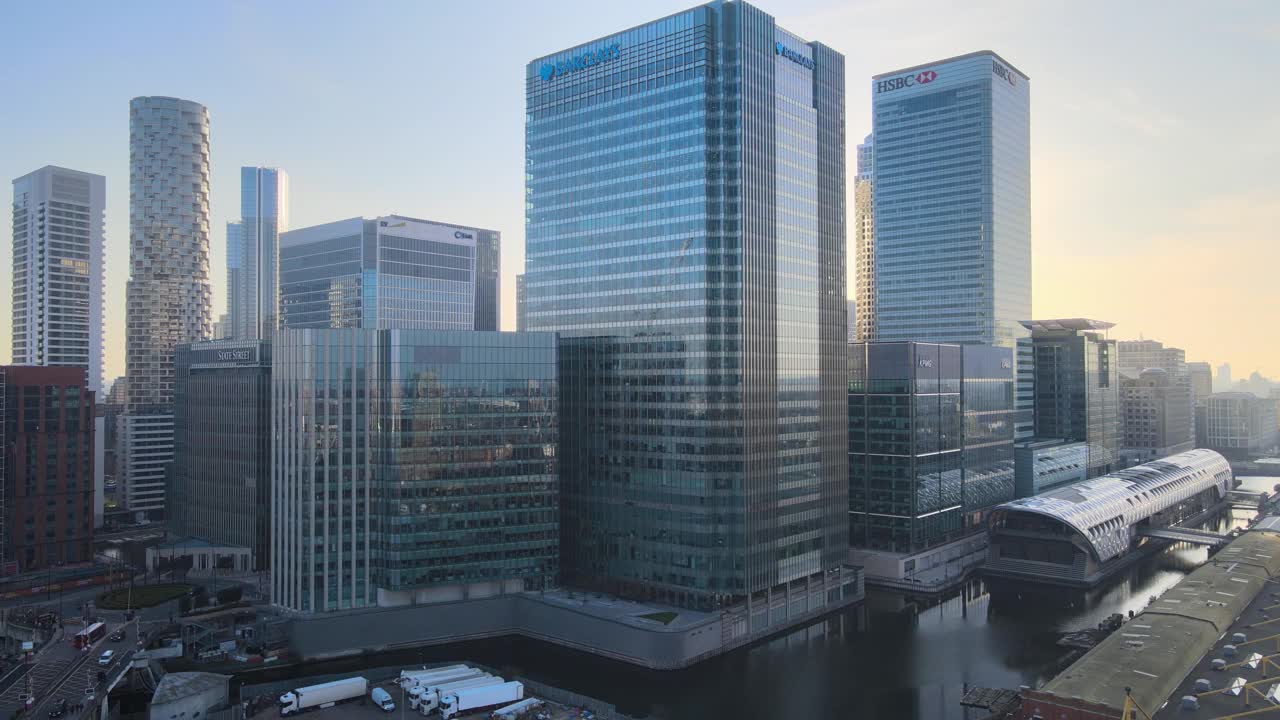 汇丰银行全球总部位于伦敦港区商业区视频素材