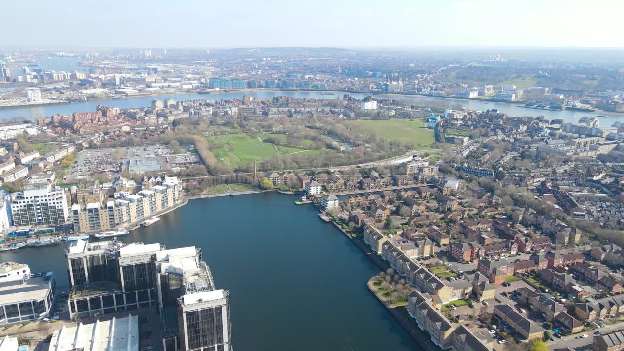 高角度的伦敦城市景观与泰晤士河在背景，无人机视图视频下载