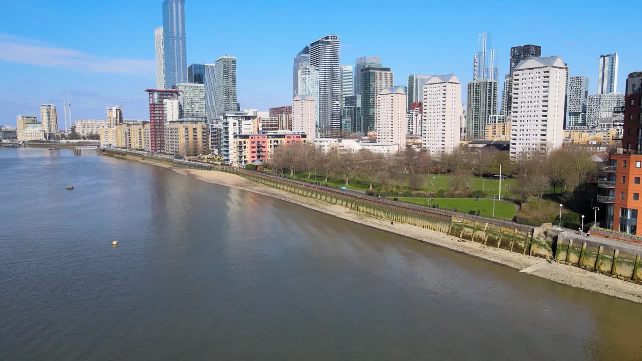 鸟瞰图从伦敦泰晤士河到金融区金丝雀码头视频素材
