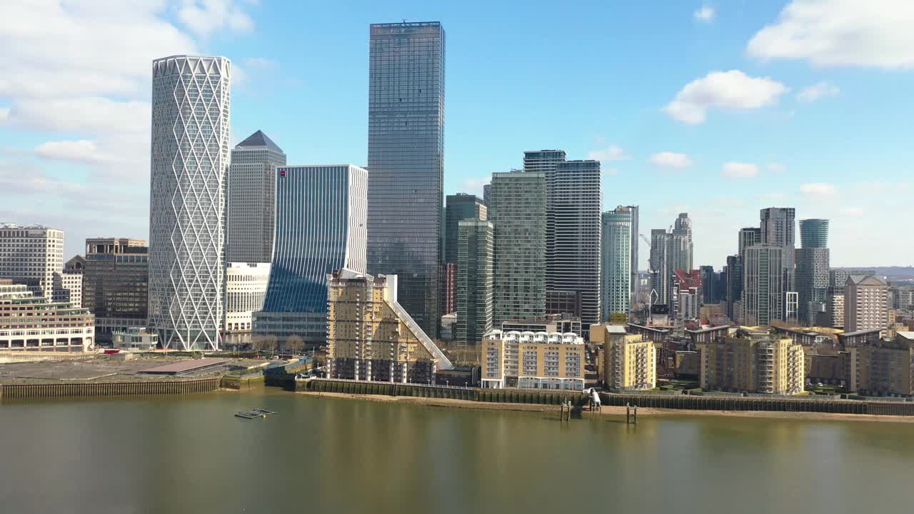 伦敦建筑在阳光明媚的一天鸟瞰图视频素材