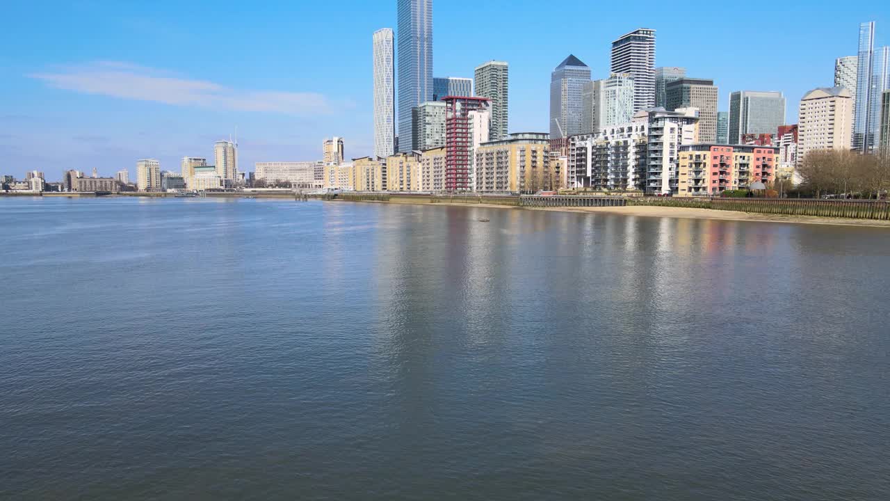 横跨泰晤士河的伦敦金融区视频素材