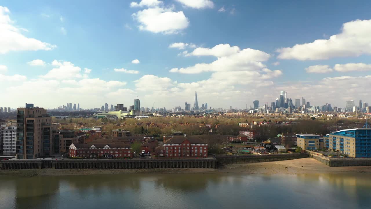 泰晤士河上的伦敦天际线稳定高角度鸟瞰图视频素材