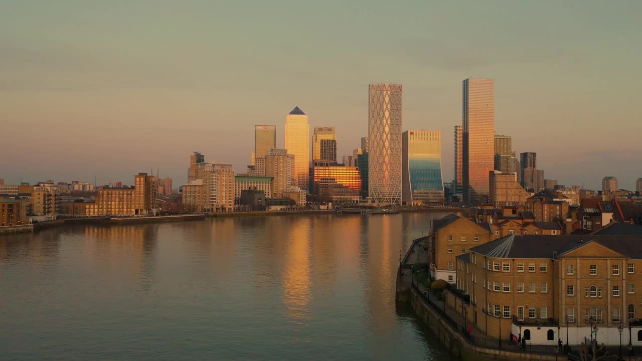 夕阳西下，伦敦金色的商业和金融城市，空中视频素材