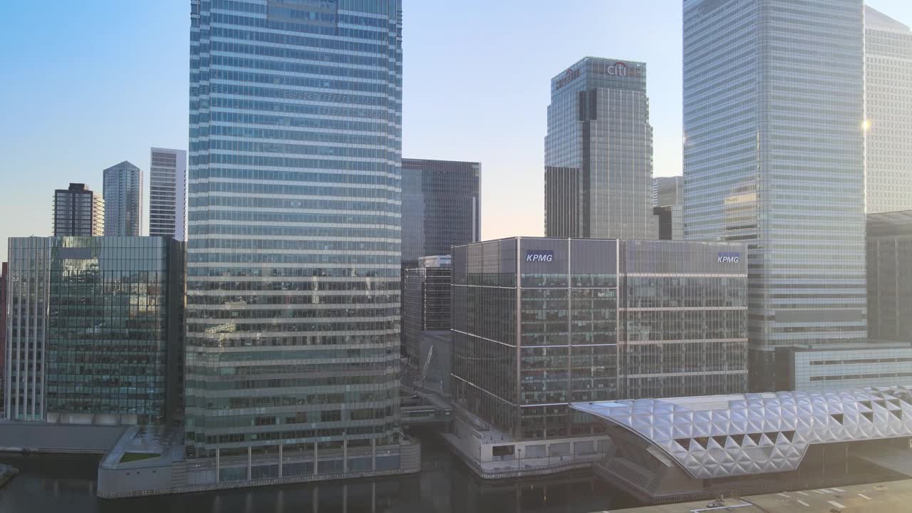 夕阳西下，英国伦敦的现代办公大楼视频素材