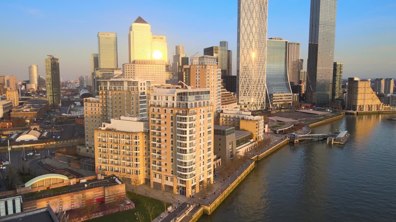 黄昏时的现代伦敦城市天际线视频素材