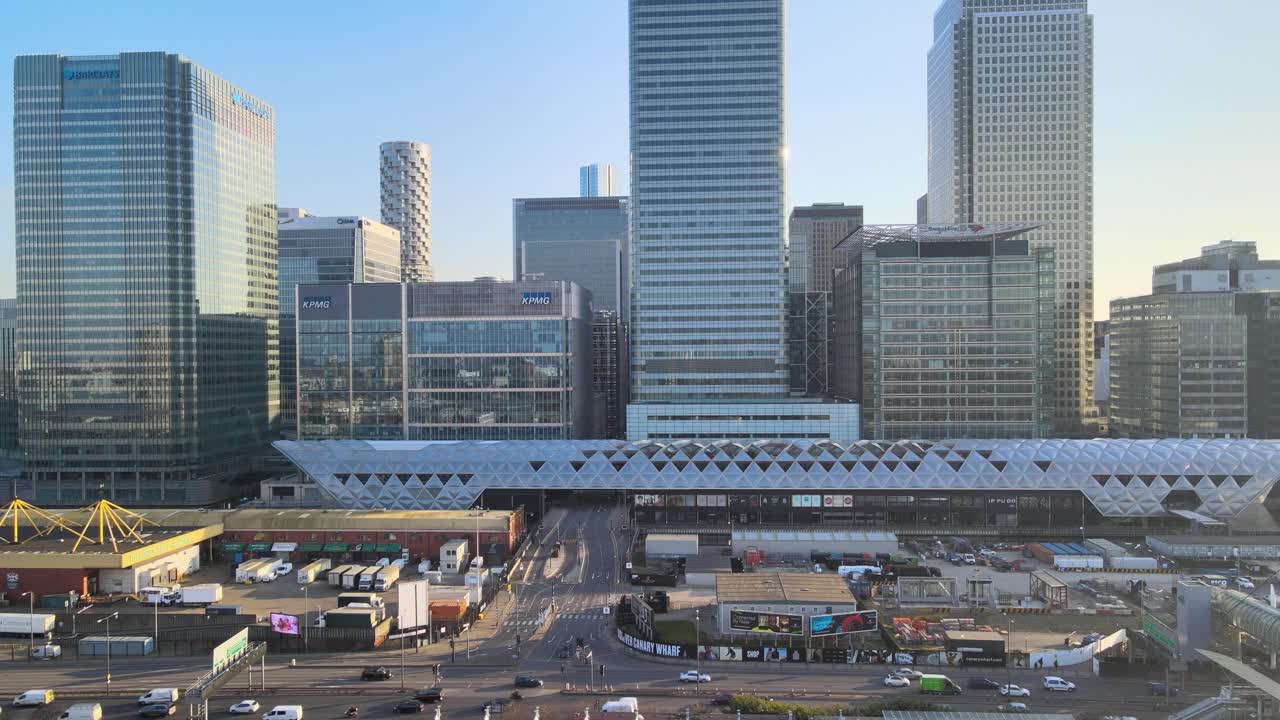 办公大楼加拿大广场在金丝雀码头，伦敦，空中视频素材