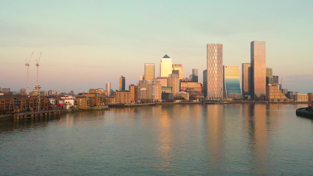 金融区金丝雀码头和泰晤士河的全景在黄金时间被照亮视频素材