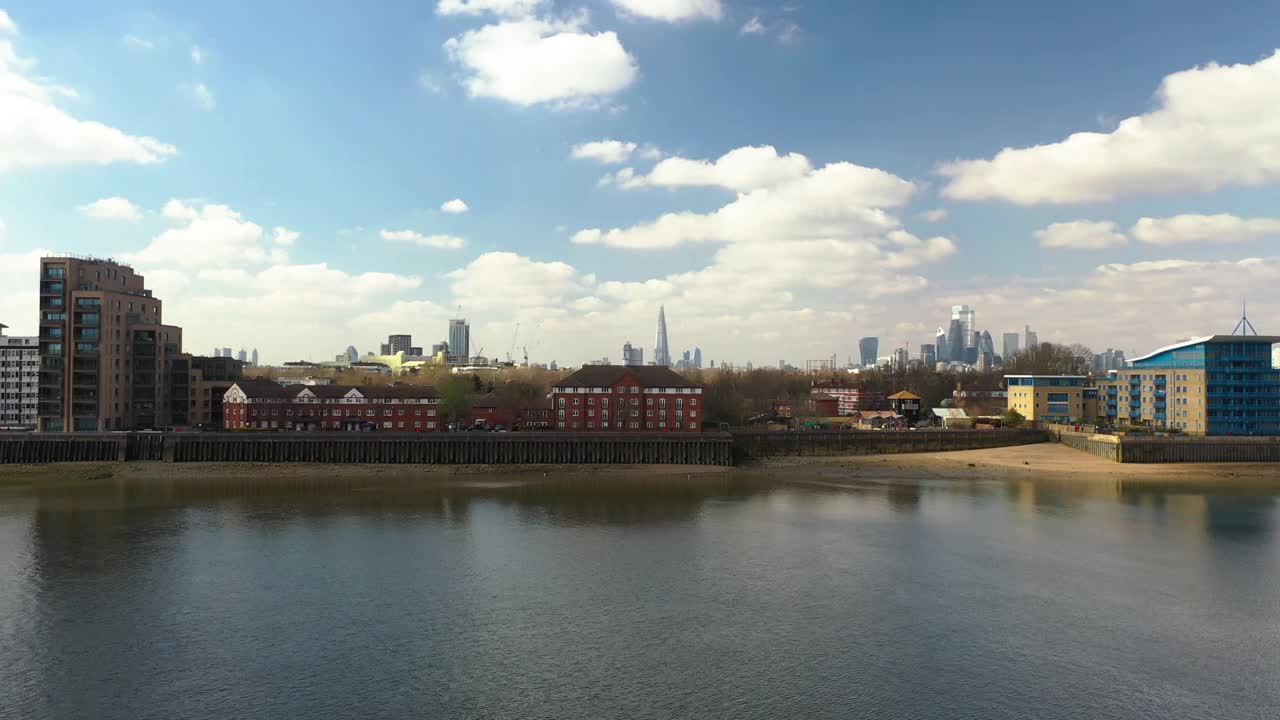 泰晤士河上升起的伦敦金融城天际线视频素材