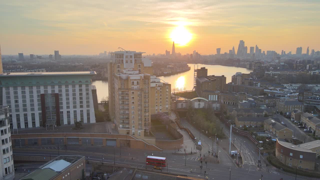 泰晤士河和日落时的伦敦城市景观，视频素材