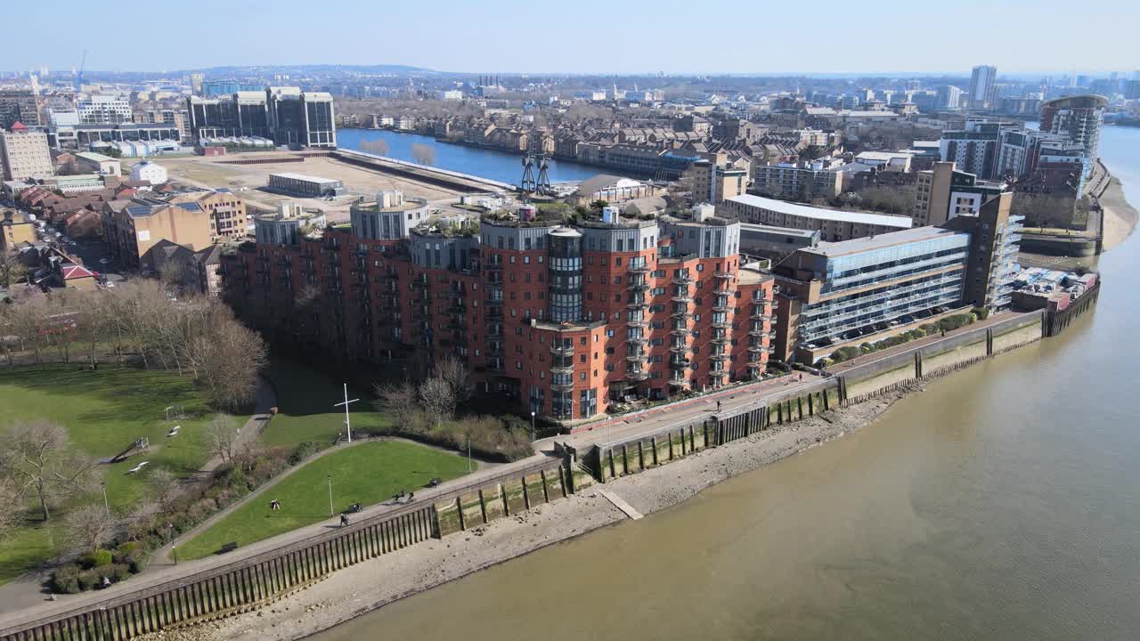 复杂的酒店结构在伦敦海滩鸟瞰图视频素材