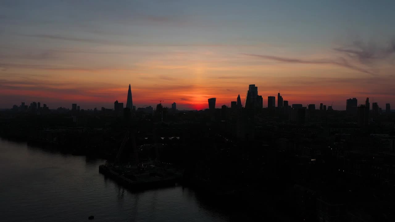 在伦敦市中心，以令人惊叹的摩天大楼为背景，高高飞过水面视频素材