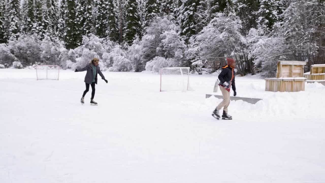 弟弟和妹妹滑着雪到冬季度假的母亲那里去视频素材