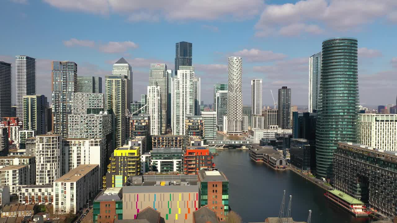 慢速旋转拍摄伦敦金融商业城，鸟瞰图视频素材