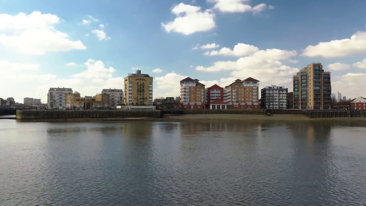 河岸旁的房屋，伦敦的航拍视频素材