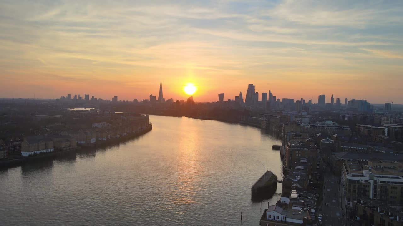 日落时分的泰晤士河和伦敦城视频素材