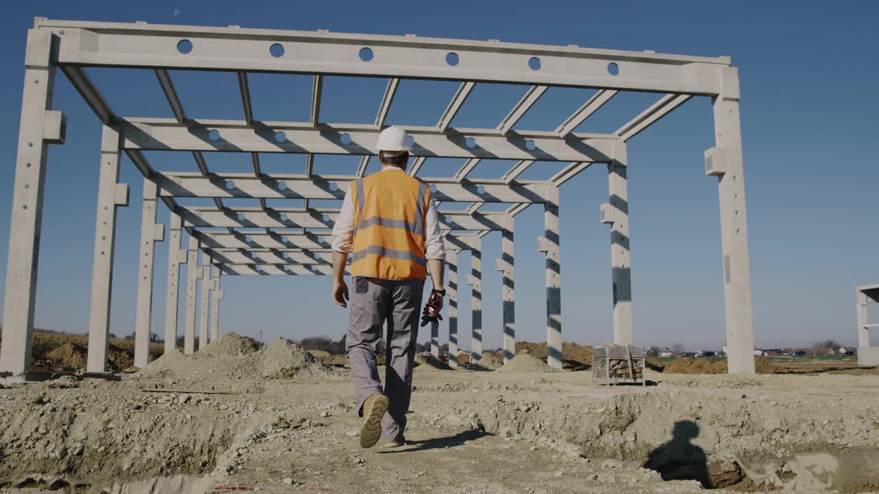 SLO MO建筑承包商在建筑工地行走视频素材