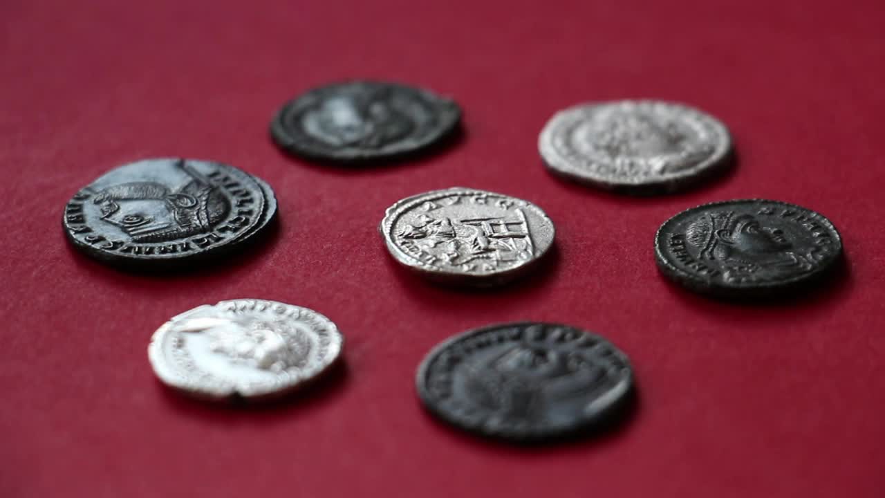 红色的古罗马硬币视频素材