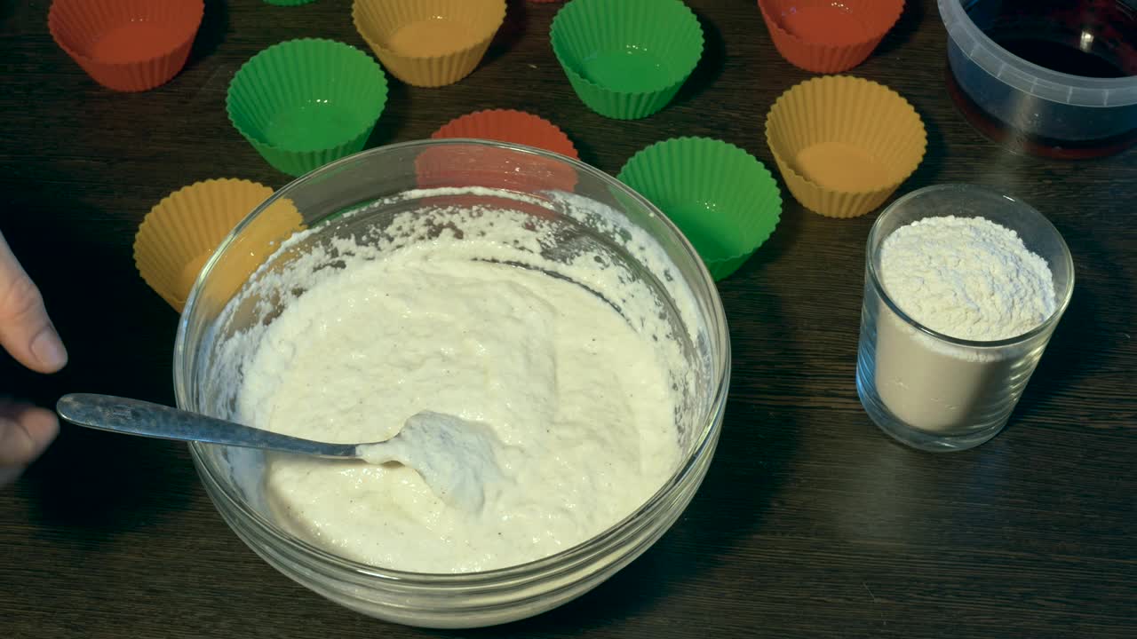 搅拌做纸杯蛋糕的原料视频素材