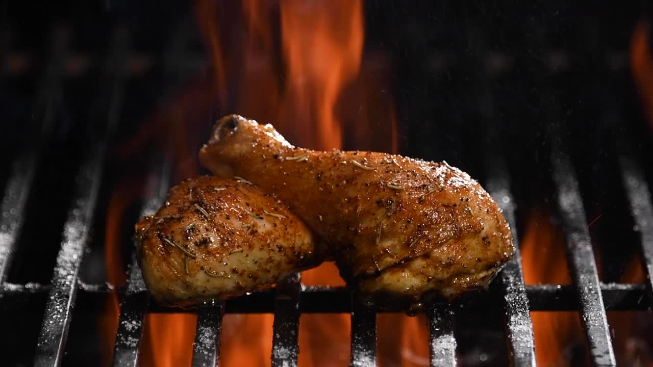 在燃烧的烤架上烤鸡腿视频素材