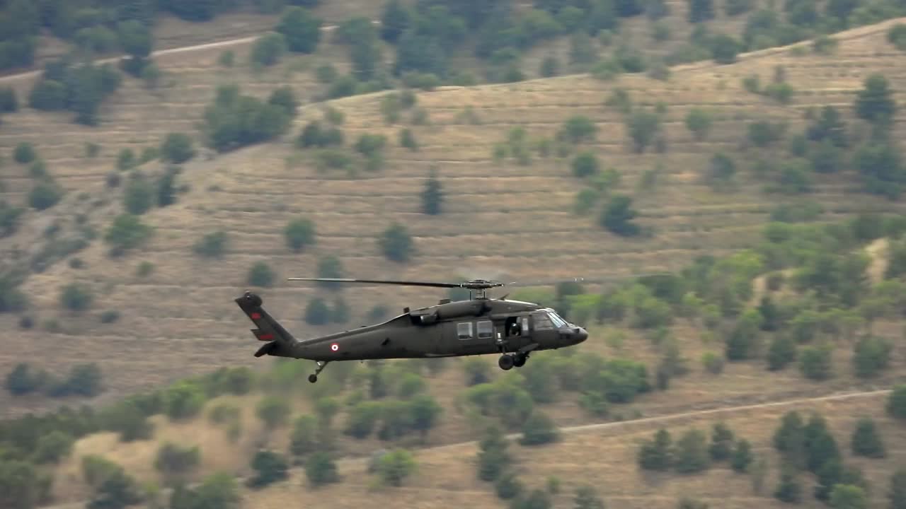 搭载士兵的真正军用直升机视频素材