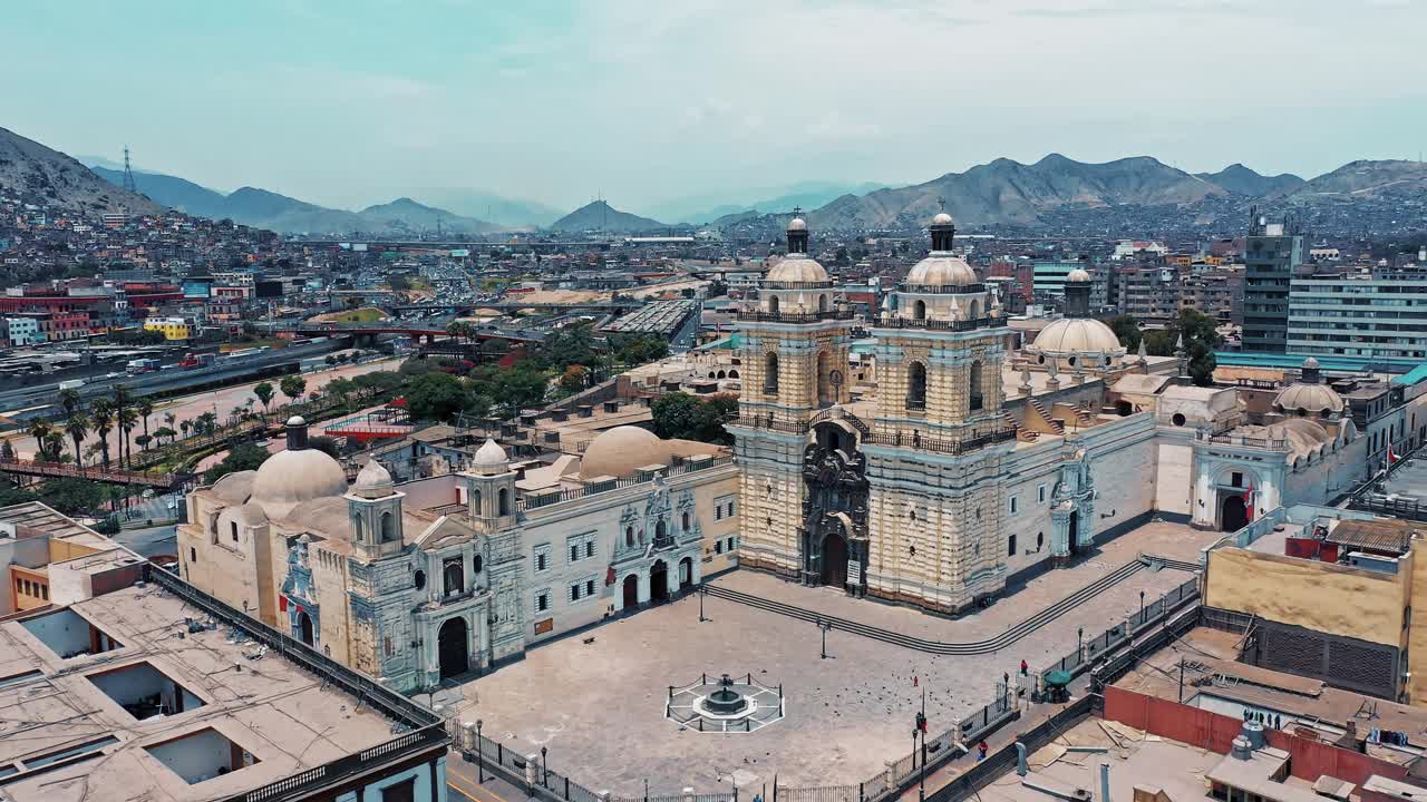 利马全景鸟瞰图，秘鲁旧金山教堂和修道院视频下载