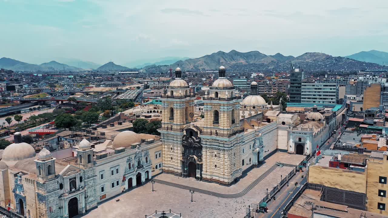 利马全景鸟瞰图，秘鲁旧金山教堂和修道院视频下载