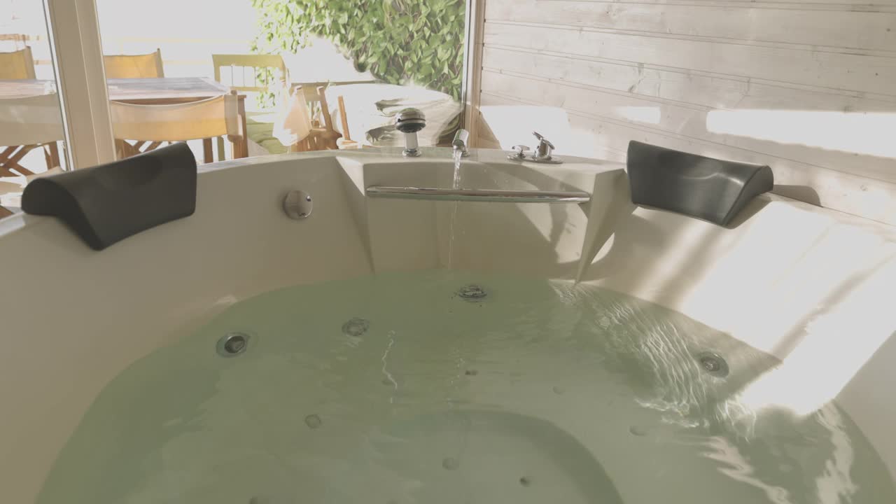 浴缸注满水视频下载