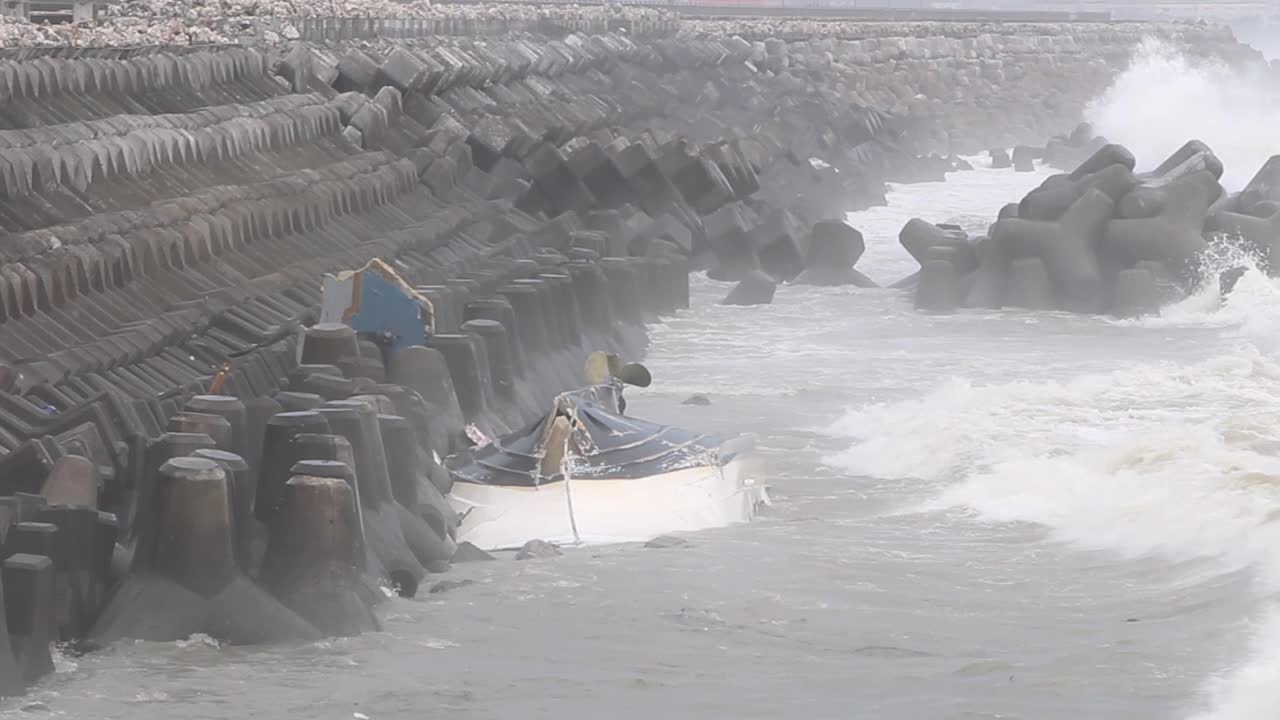 冲绳县的一艘船被强风吹翻视频下载