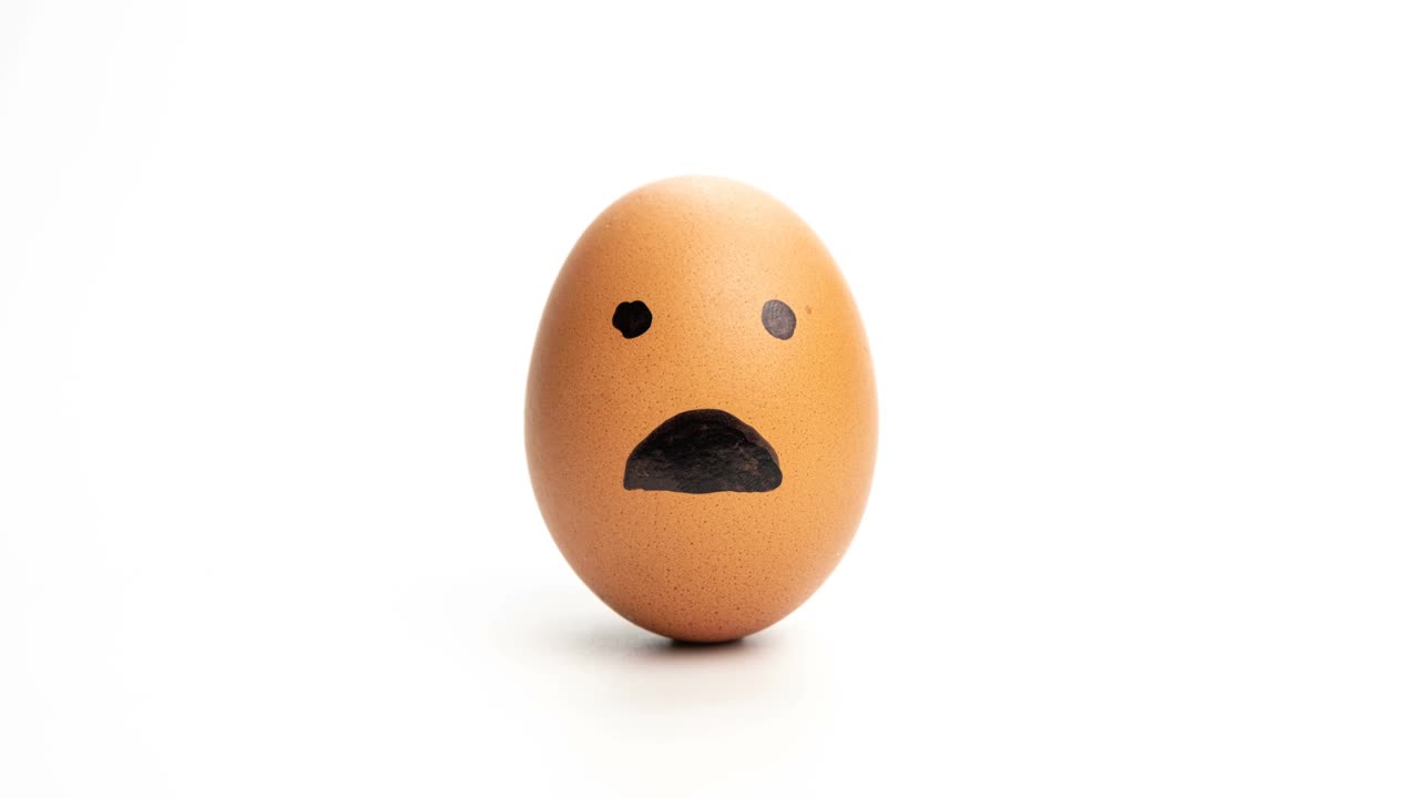定格动画情感绘制鸡蛋孤立的白色背景。视频下载