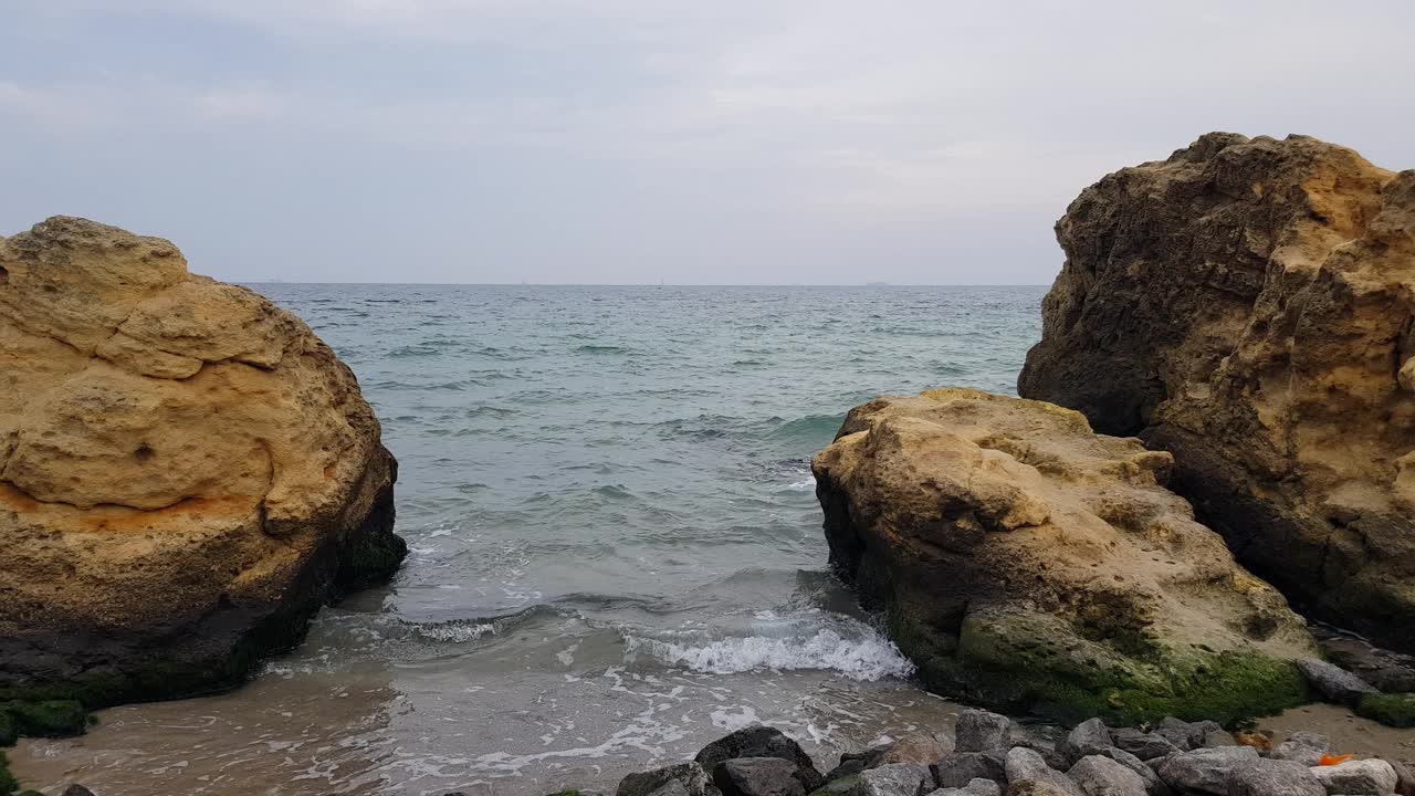 海景。海岸线，一块鸟类筑巢的大岩石视频下载
