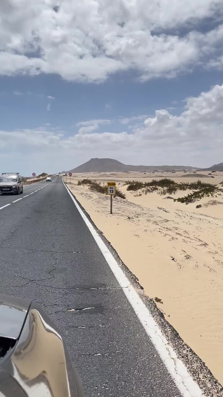 在西班牙富埃特文图拉岛的沙丘路上驾驶汽车的垂直视频。视频下载