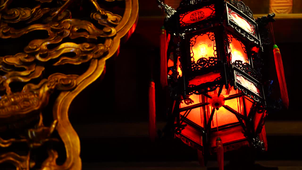 在越南岘港市附近的一座佛教寺庙里，中国红灯笼在旋转视频下载