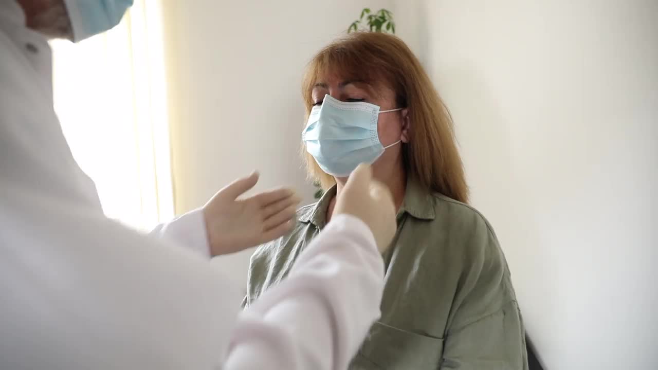 医生检查颈部淋巴结的特写。视频下载