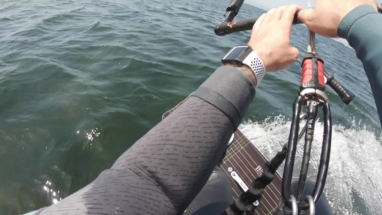 慢动作风筝冲浪者POV在海上视频下载