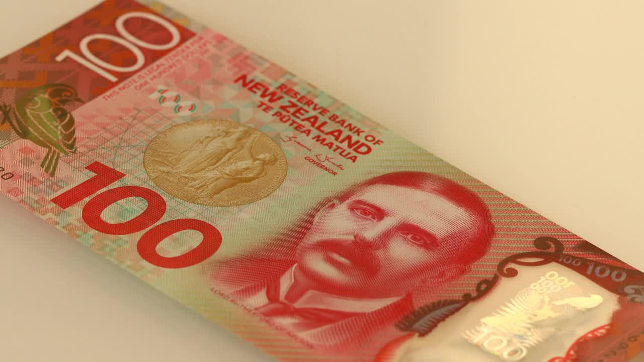 新西兰的钱，很多100元的钞票被扣除并存放在桌子上视频购买