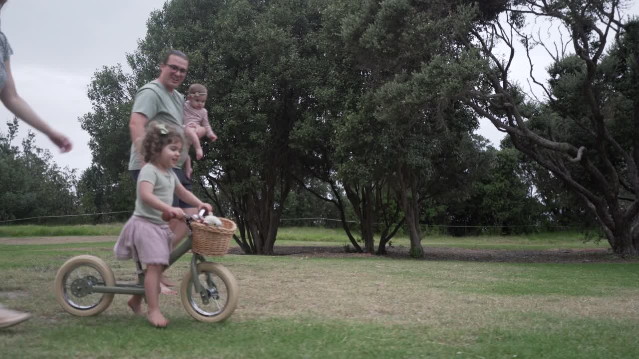 女儿试着骑自行车。视频下载