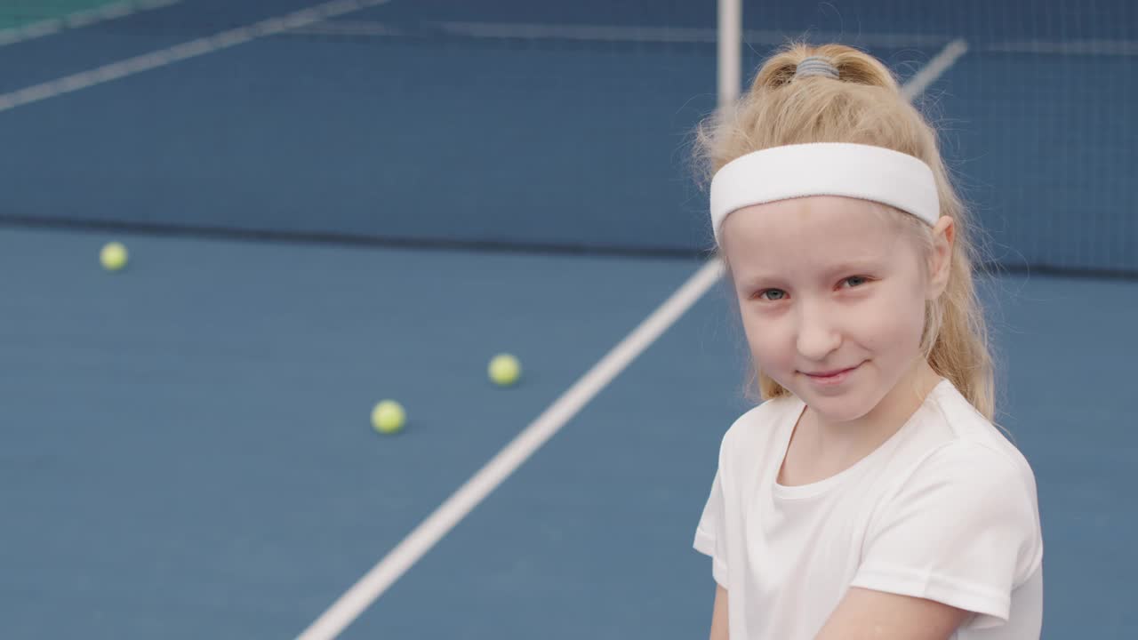 网球训练中的快乐小女孩视频素材